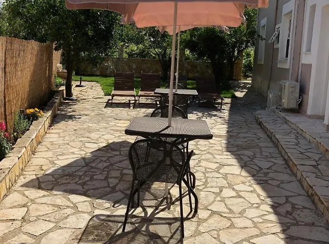 Petros & Lejlighed *